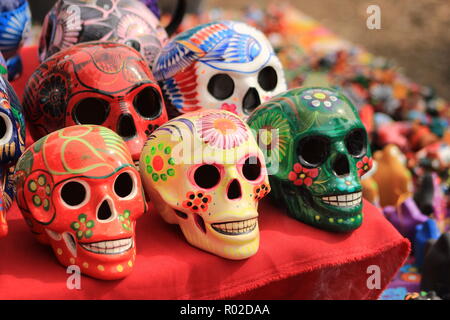 Anzeige der bunten Zucker Schädel am Tag der Toten (Dia de los Muertos) Feier Stockfoto