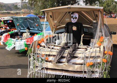 Traditionelle Altäre (ofrendas) Der Tag der Toten Feier in Trunks klassischer Autos angezeigt werden Stockfoto