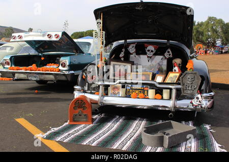 Traditionelle Altäre (ofrendas) Der Tag der Toten Feier in Trunks klassischer Autos angezeigt werden Stockfoto