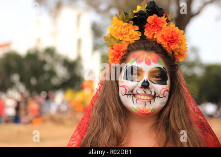 Frau mit schönen Sugar Skull Make-up (Catrina) während der Tag der Toten Feier (Dia de los Muertos) Stockfoto