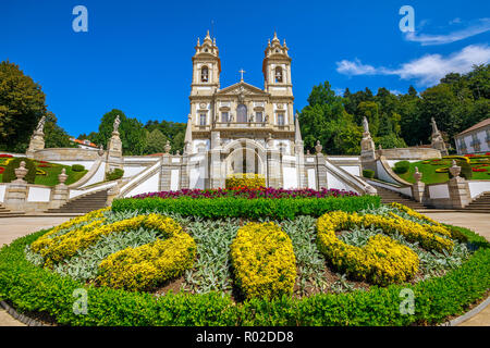 Blühenden Garten der neoklassischen Bom Jesus do Monte Heiligtum. Tenoes in der Nähe von Braga. Die Basilika ist ein beliebtes Wahrzeichen und Wallfahrtsort im Norden Portugals Stockfoto
