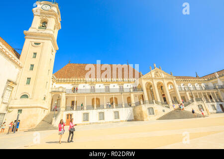 Coimbra, Portugal - 14 August, 2017: die Menschen an der berühmten Universität Uhrturm in Paco das ESCOLAS. Die Universität von Coimbra ist die älteste von Portugal und auch eine der ältesten in Europa. Stockfoto