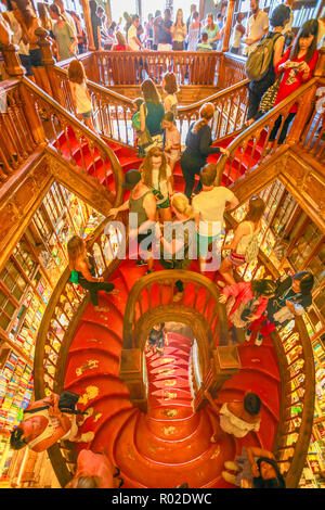 Oporto, Portugal - 13. August 2017: Top der Bibliothek Lello und Irmao, einer der schönsten Bibliotheken der Welt in Porto, bekannt für Harry Potter, große Wendeltreppe mit roten Schritte, senkrecht. Stockfoto