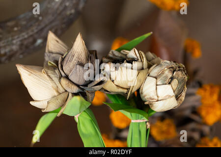 Blumenstrauß aus alten Lotus Blumen in Vase Stockfoto