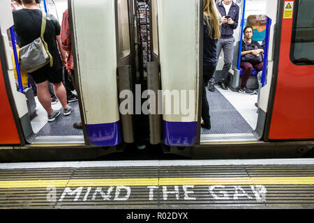 London England, Großbritannien, Lambeth South Bank, Waterloo U-Bahnstation, U-Bahn, U-Bahn, Bahnsteig, Zug, offene Türen, Mind the Gap, Sicherheitswarnschild, Großbritannien Stockfoto