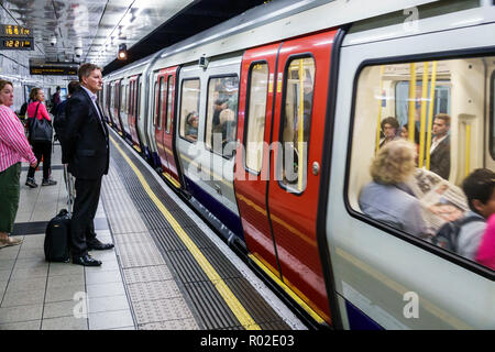 London England, Großbritannien, Lambeth South Bank, Waterloo U-Bahn-Station, U-Bahn-Station, Plattform, Mann Männer männlich, Passagier Passagiere Fahrer, Kommu Stockfoto