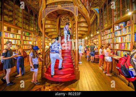 Oporto, Portugal - 13. August 2017: Harry Potter Film große Holztreppe mit roten Stufen innerhalb der Bibliothek Lello und Irmao im historischen Zentrum von Porto. Stockfoto