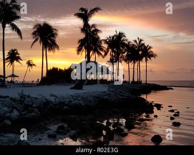 Sonnenuntergang am Tranquality Bucht in Marathon, FL Stockfoto