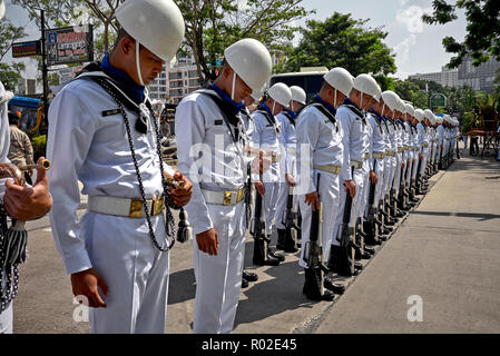 Thailand Navy Personal auf Parade in vollen militärischen Weiß und verbeugt sich in Bezug auf die thailändische König Stockfoto