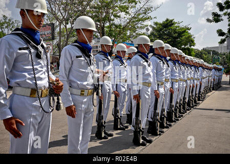 Thailand Navy Personal auf Parade in vollen militärischen Weiß. Stockfoto