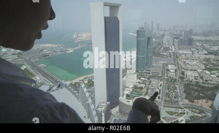 Junges Mädchen schaut durch Abu Dhabi Teleskop von Observation Deck Stockfoto