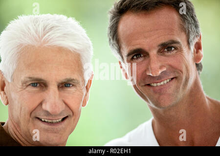 Portrait von älteren Mann mit seinem erwachsenen Sohn. Stockfoto