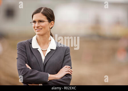 Ernsthafte junge geschäftsfrau mit braunem Haar und Brille. Stockfoto
