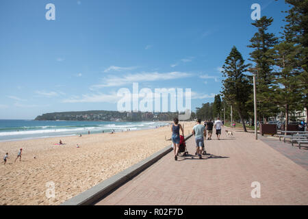 Manly, New South Wales, Australia-December 21,2016: Leute genießen Erholung am Manly Beach und Vorland Spaziergang in Manly, Australien Stockfoto