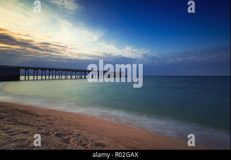 Meer Pier am Sonnenuntergang, bunte Himmel Stockfoto