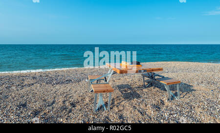 Schachbrett auf dem Tisch durch das Meer Stockfoto