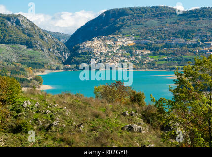 Nationalpark der Abruzzen, Latium und Molise (Italien) - Der Herbst in die italienischen Berge Naturpark, mit wilden Tieren, kleine, alte Städte, den See Stockfoto