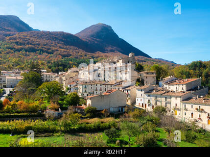 Nationalpark der Abruzzen, Latium und Molise (Italien) - Der Herbst in die italienischen Berge Naturpark, mit wilden Tieren, kleine, alte Städte, den See Stockfoto