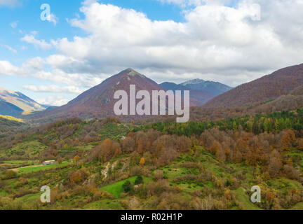 Nationalpark der Abruzzen, Latium und Molise (Italien) - Der Herbst in die italienischen Berge Naturpark, mit wilden Tieren, kleine, alte Städte, den See Stockfoto