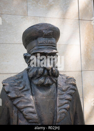 Bronzestatue auf dem Hausmeister von Niko Pirosmani, einem berühmten georgischen Maler, in Tiflis, Georgien. Stockfoto