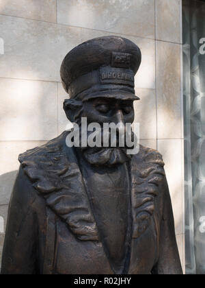 Bronzestatue auf dem Hausmeister von Niko Pirosmani, einem berühmten georgischen Maler, in Tiflis, Georgien. Stockfoto