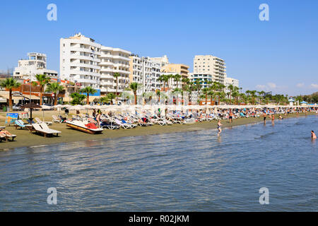 Massen von Touristen Finikoudes Beach, Larnaca, Zypern Oktober 2018 Stockfoto