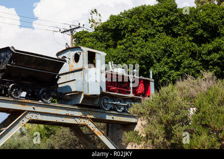 Restaurierte diesel Zug vom Kalavasos Kupferminen auf einer Brücke in Kalavasos Village, in der Nähe von Larnaca, Zypern Oktober 2018 Stockfoto