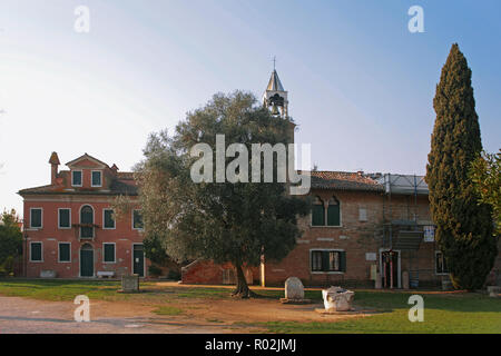 Palazzo del Consiglio und der schäbigen Hauptplatz, mit dem Palazzo dell'Archivio, zwei wellheads und Atilla's Thron: Torcello, Venetien, Italien Stockfoto