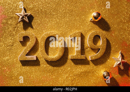 Frohes Neues Jahr Layout. Zahlen 2019 Notepad und freier Platz für Text. Weihnachtsschmuck, Weihnachten Spielzeug, gold Sterne, Geschenke. Stockfoto