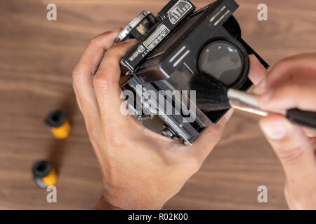 Durchführung der Reinigung von Vintage Foto Kamera Stockfoto