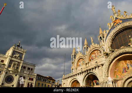 Saint Mark Square Basilika und dem Clocktower in Venedig, mit bewölktem Himmel Stockfoto