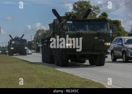 Us-Marines Verhalten einen Konvoi Bewegung von Camp Lejeune, N.C. in den Hafen von Wilmington in Wilmington, N.C., Sept. 6, 2018. Diese Fahrzeuge werden als Teil II der Marine Expeditionary Force die Teilnahme an der NATO-geführte Übung Trident Punkt 18 in Norwegen. Trident Punkt 18 ist ein Teil der geplanten Übung Serie Fähigkeit, die USA und die NATO-Verbündeten zur Zusammenarbeit militärische Operationen unter schwierigen Bedingungen zu verbessern. (U.S. Marine Corps Foto von Lance Cpl. Samuel Lyden) Stockfoto