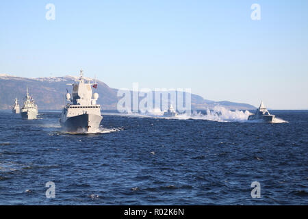 Schwedische korvetten HSwMS Karlstad und HSwMS Nyköping Segel Vergangenheit Standing NATO Maritime Group Fregatten HNoMS Helge Ingstad, HMCS Ville de Quebec, TCG Oruçreis und BNS Louise Marie während eines NATO-Fähigkeiten Demonstration in Trondheim Fjord in Norwegen Oktober 29, 2018 als Teil der NATO-Übung Trident Zeitpunkt 2018. Foto von lcdr Pedro Miguel Ribeiro Pinhei Stockfoto