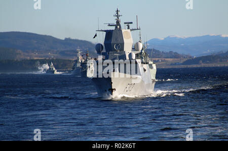 Schiffe aus Standing NATO Maritime Group 1 (Snmg 1) und Zwei (SNMG2) sowie ein Schiff von NATO-Partner Schweden segeln in Ausbildung während eines NATO-Fähigkeiten Demonstration am 29. Oktober 2018 in Trondheim Fjord in Norwegen als Teil der NATO-Übung "Trident"-Phase. Norwegische Fregatte HNoMS Helge Ingstad (vorne) führt die türkische Fregatte TCG Oruçreis, Belgische Fregatte BNS Louise Marie und eine schwedische Visby-Klasse Corvette. Foto von lcdr Pedro Miguel Ribeiro Pinhei Stockfoto