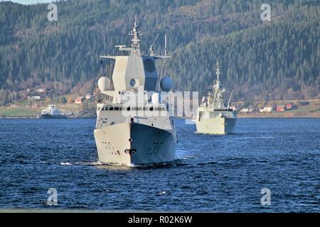 Schiffe aus Standing NATO Maritime Group 1 (Snmg 1) und Zwei (Snmg 2) Segeln in der Ausbildung während eines NATO-Fähigkeiten Demonstration am 29. Oktober 2018 in Trondheim Fjord in Norwegen als Teil der NATO-Übung "Trident"-Phase. Norwegische Fregatte HNoMS Helge Ingstad (vorne) ist Teil der SNMG 1 und folgenden hinter ist Kanadischen Fregatte HMCS Ville de Quebec der SNMG 2 schließen. Foto von lcdr Pedro Miguel Ribeiro Pinhei Stockfoto