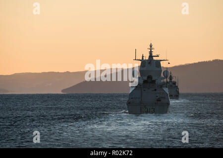 Her Majesty's Canadian Ship (Hmcs) VILLE DE QUÉBEC folgt Seiner Majestät Schiff Norweger HELGE INGSTAD und andere NATO-Kriegsschiffe in die Trondheim Fjord bei Sonnenaufgang während der Übung TRIDENT ZEITPUNKT am 29. Oktober 2018. Foto: MCpl Andre Maillet, MARPAC Imaging Services Stockfoto