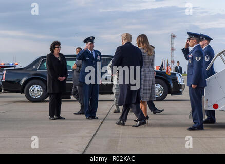 171St Air Refuelling Wing Commander Oberst Mark Goodwill begrüßt Präsident Donald Trump und First Lady Melania Trump, wie Sie die Ausfahrt Air Force One in der Nähe von Pittsburgh, Okt. 30, 2018. Präsident des Trump Besuch in Pittsburgh kam nach 11 Menschen ihr Leben in einem antisemitischen Anschlag in Squirrel Hill, Okt. 27, 2018 verloren. (U.S. Air National Guard Foto: Staff Sgt. Bryan Hoover) Stockfoto