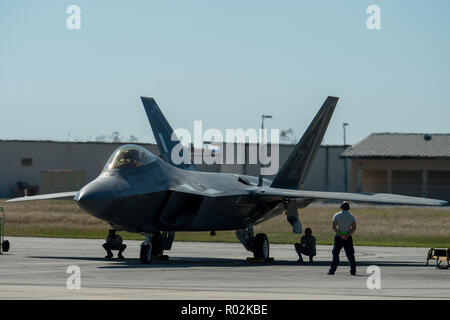 Us Air Force F-22 Raptors durch die 94 geflogen und 149 Jagdgeschwader Piloten nehmen Sie Oktober 30, 2018 Aus der Tyndall Air Force Base in Florida. Nach dem Hurrikan Michael die Gegend fegte, mehrere wichtige Befehle wurden mobilisiert relief Vermögenswerte in einer Bemühung, Operationen zur Wiederherstellung nach dem Hurrikan verursachte katastrophale Schäden an der Basis. (US Air Force Foto von älteren Flieger Sean Carnes) Stockfoto