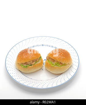 Closeup Mini Thunfisch Burger auf Platte isoliert auf weißem Hintergrund Stockfoto