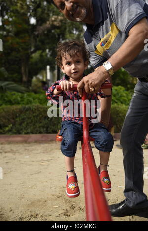 Nett lächelnden Kinder spielen genießen Zeit mit verspielter Stimmung in Vergnügungsparks oder Kinder Park in Neu Delhi, Indien, Asien Stockfoto