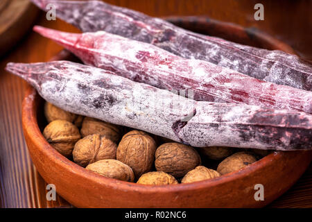 Georgische nationale Delikatesse. Es ist von saiteninstrumenten Muttern in einem Mehl - Eingedicktem Traubenmost oder Granatapfelsaft. Stockfoto