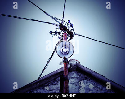 Die Drähte gegen den tiefblauen Himmel. Stockfoto