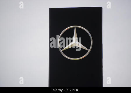 Kota Kinabalu in Sabah Malaysia - Apr 3, 2018: Mercedes Benz Logo bei Kota Kinabalu Showroom. Stockfoto