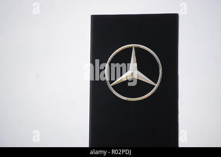 Kota Kinabalu in Sabah Malaysia - Apr 3, 2018: Mercedes Benz Logo bei Kota Kinabalu Showroom. Mercedes Benz a Deutsche Automobilindustrie Unternehmen bekannt ist fo Stockfoto