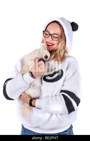Frau und Chihuahua vor weißem Hintergrund Stockfoto