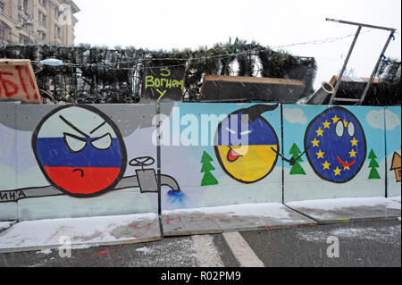 Dezember 7, 2013 - Kiew, Ukraine: eine Barrikade auf dem Kiewer Unabhängigkeitsplatz mit Zeichnungen, die Ukraine zu Europa auf Kosten Russlands und seine Diplomatie (durch eine Pipeline auf der Zeichnung dargestellt). Tausende von Demonstranten in der Ukraine Independence Square versammelt, umbenannt in 'EuroMaidan', die mit der Ablehnung der Regierung eines historischen Handelsabkommen mit der Europäischen Union (EU) zu protestieren. Un-barrikade avec des emoticons Orlando-vertreter la Russie, l'Ukraine, et l'Union europŽenne Pres de la Place de l'Independance ein Kiew, ou des dizaines de milliers de personnes manifestent Contre la Dec Stockfoto