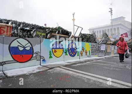 Dezember 7, 2013 - Kiew, Ukraine: eine Barrikade auf dem Kiewer Unabhängigkeitsplatz mit Zeichnungen, die Ukraine zu Europa auf Kosten Russlands und seine Diplomatie (durch eine Pipeline auf der Zeichnung dargestellt). Tausende von Demonstranten in der Ukraine Independence Square versammelt, umbenannt in 'EuroMaidan', die mit der Ablehnung der Regierung eines historischen Handelsabkommen mit der Europäischen Union (EU) zu protestieren. Un-barrikade avec des emoticons Orlando-vertreter la Russie, l'Ukraine, et l'Union europŽenne Pres de la Place de l'Independance ein Kiew, ou des dizaines de milliers de personnes manifestent Contre la Dec Stockfoto