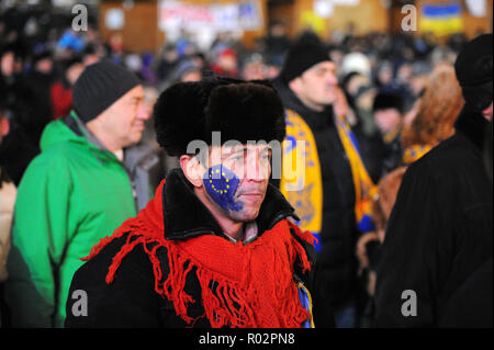 Dezember 7, 2013 - Kiew, Ukraine: Tausende von ukrainischen Demonstranten versammeln sich in Platz der Unabhängigkeit, umbenannt in 'EuroMaidan', die mit der Ablehnung der Regierung eines historischen Handelsabkommen mit der Europäischen Union (EU) zu protestieren. Die Liberalen und Nationalisten braved miserabel Winterwetter und die Brutalität der Polizei an Beamte als nach Russland nachrangige ablehnen. Des dizaines de milliers de manifestants ukrainiens se rassemblent Place de l'Independance eine Kiew Demonstrant gießen Contre la Entscheidung du Gouvernement de ne pas Signer un Accord d'association avec l'Union europeenne. Ce Mouvement" Euromaidan' ein Stockfoto