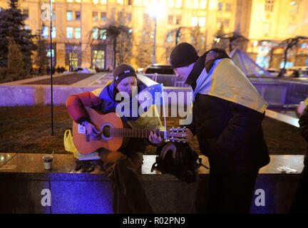 Dezember 7, 2013 - Kiew, Ukraine: Tausende von ukrainischen Demonstranten versammeln sich in Platz der Unabhängigkeit, umbenannt in 'EuroMaidan', die mit der Ablehnung der Regierung eines historischen Handelsabkommen mit der Europäischen Union (EU) zu protestieren. Die Liberalen und Nationalisten braved miserabel Winterwetter und die Brutalität der Polizei an Beamte als nach Russland nachrangige ablehnen. Des dizaines de milliers de manifestants ukrainiens se rassemblent Place de l'Independance eine Kiew Demonstrant gießen Contre la Entscheidung du Gouvernement de ne pas Signer un Accord d'association avec l'Union europeenne. Ce Mouvement" Euromaidan' ein Stockfoto