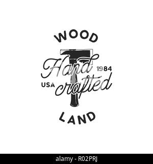 Jahrgang Hand gezeichnet woodworks Logo und Emblem. Holz Land, Hand gestaltete Etikett. Typografie Holzfäller Insignia mit gekreuzten Achsen und Texte. Silhouette Retro Stil. Lieferbar illusration. Stockfoto